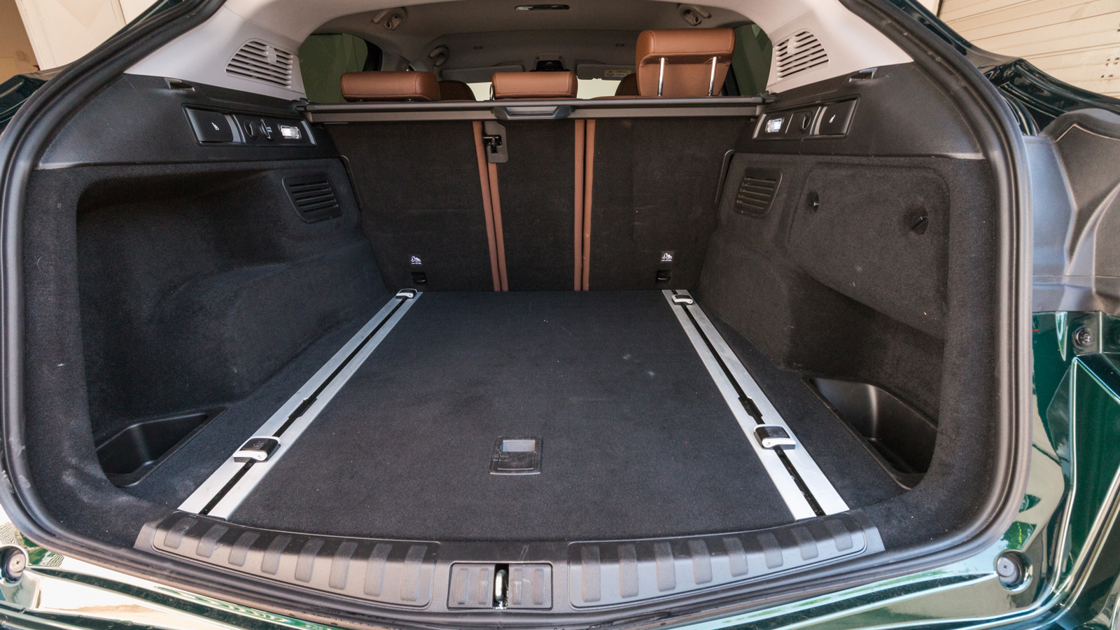 Ο αποθηκευτικός χώρος του πορτμπαγκάζ αγγίζει τα 525 λίτρα, με το σχήμα του να είναι άκρως βολικό